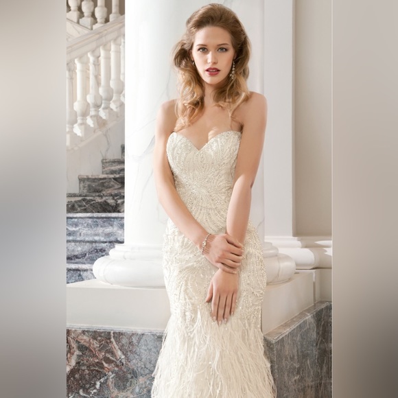 Never worn wedding dress in PERFECT condition. - Picture 3 of 5